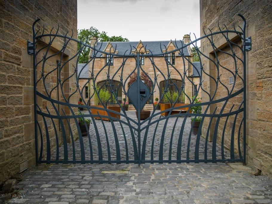Stunning Edinburgh 1820s Stables Converted House *